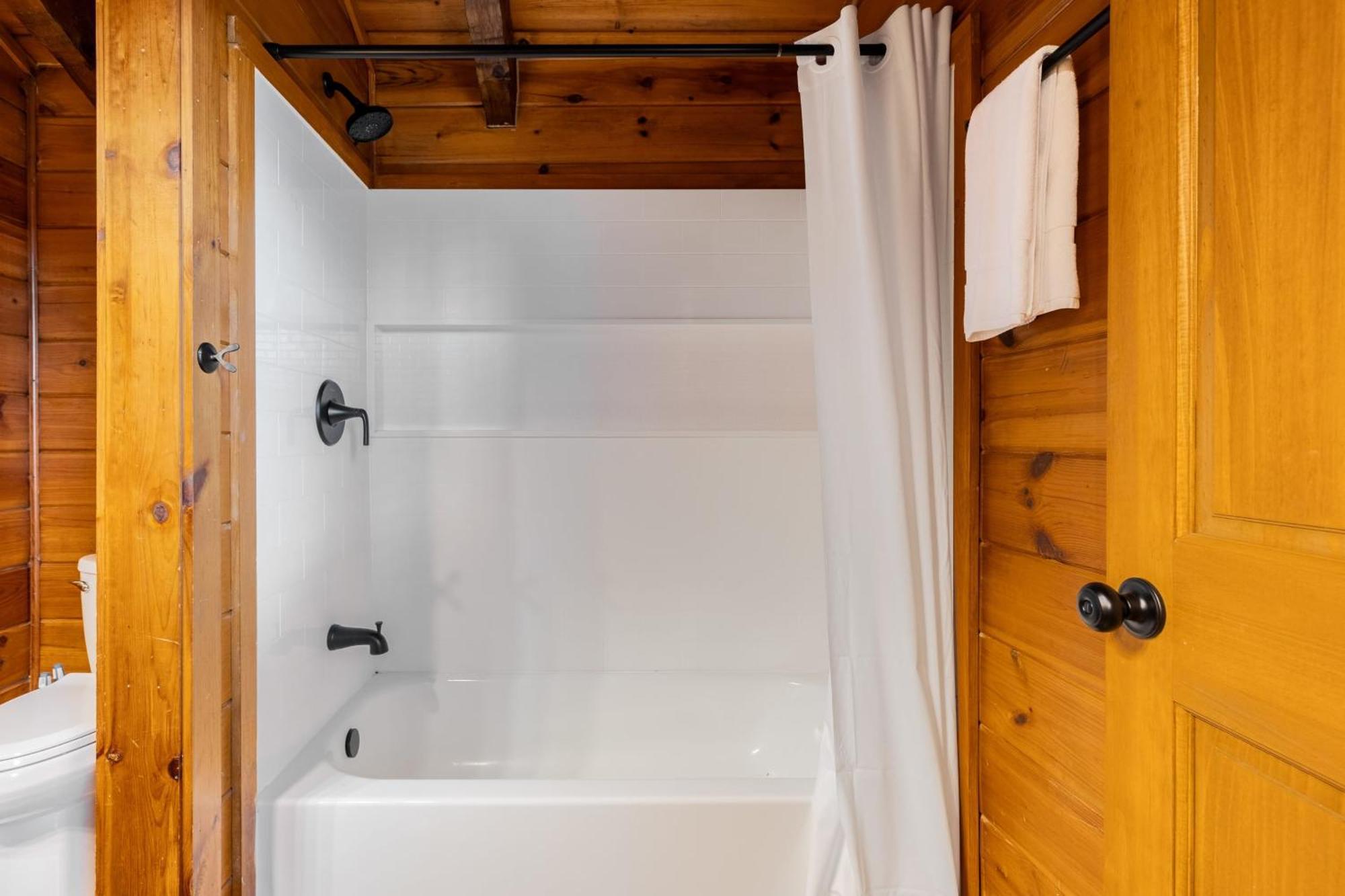 Dudley Ii By Avantstay Comfortable W Hot Tub Views