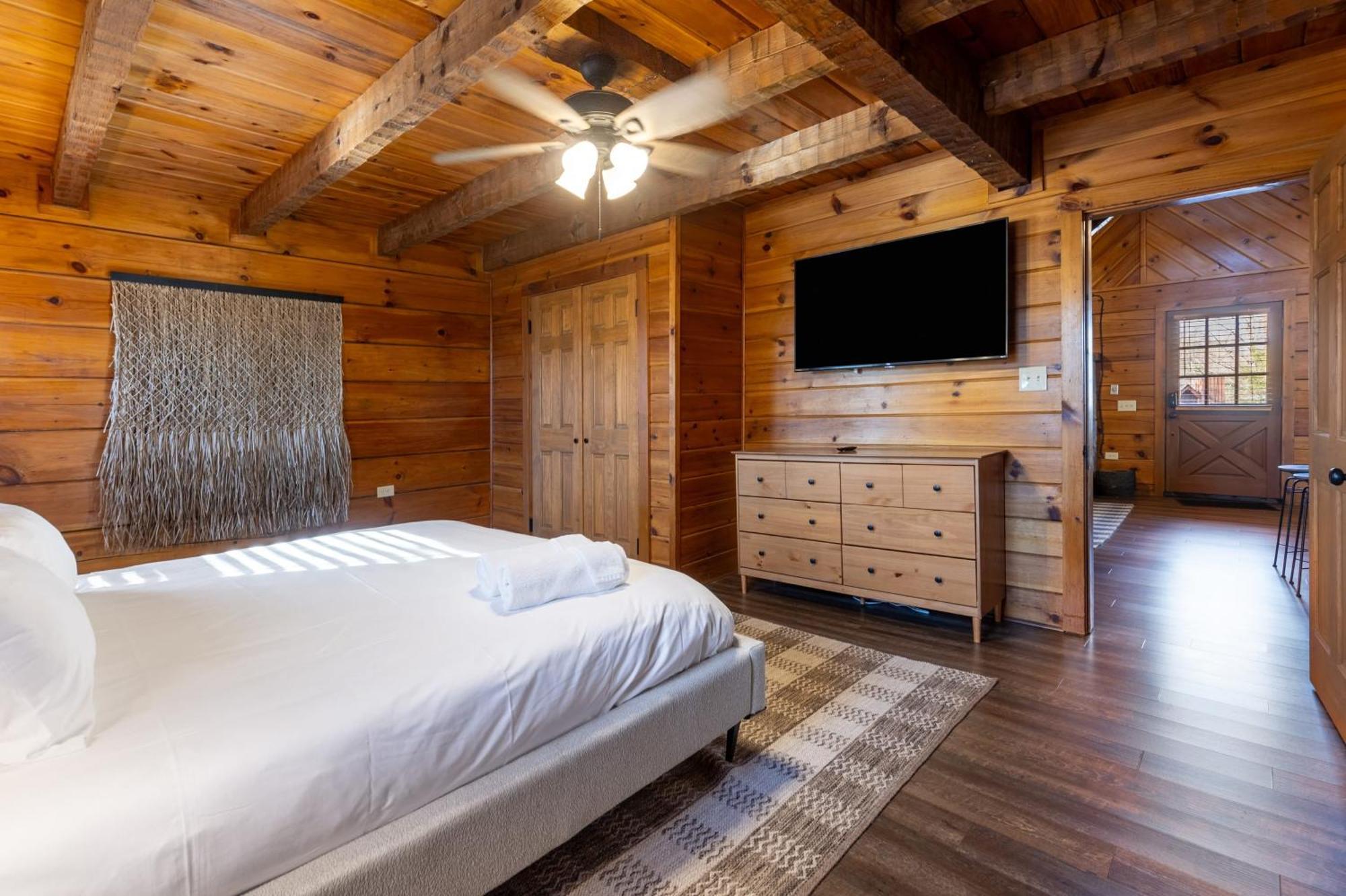 Dudley Ii By Avantstay Comfortable W Hot Tub Views